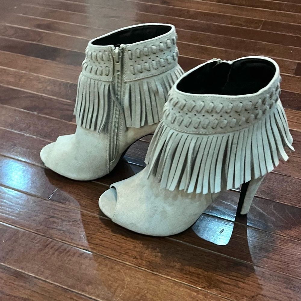 Tan fringe heeled peep toe booties size 7.5 NWOB - Picture 2 of 7